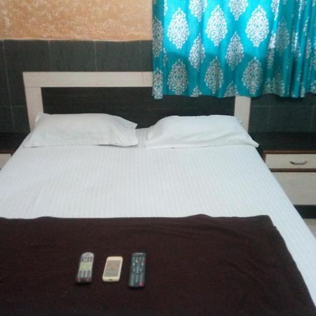 Hotel Sarang Lodge Panvel Buitenkant foto