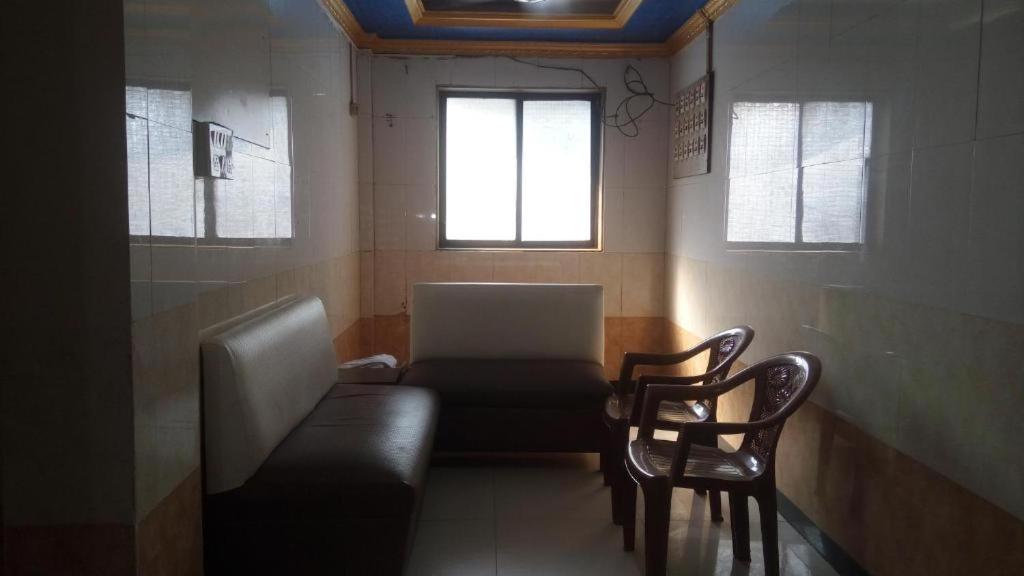 Hotel Sarang Lodge Panvel Buitenkant foto