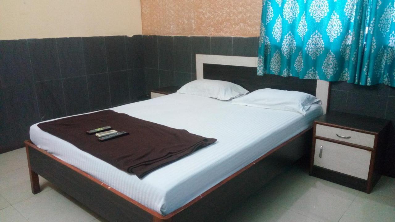 Hotel Sarang Lodge Panvel Buitenkant foto