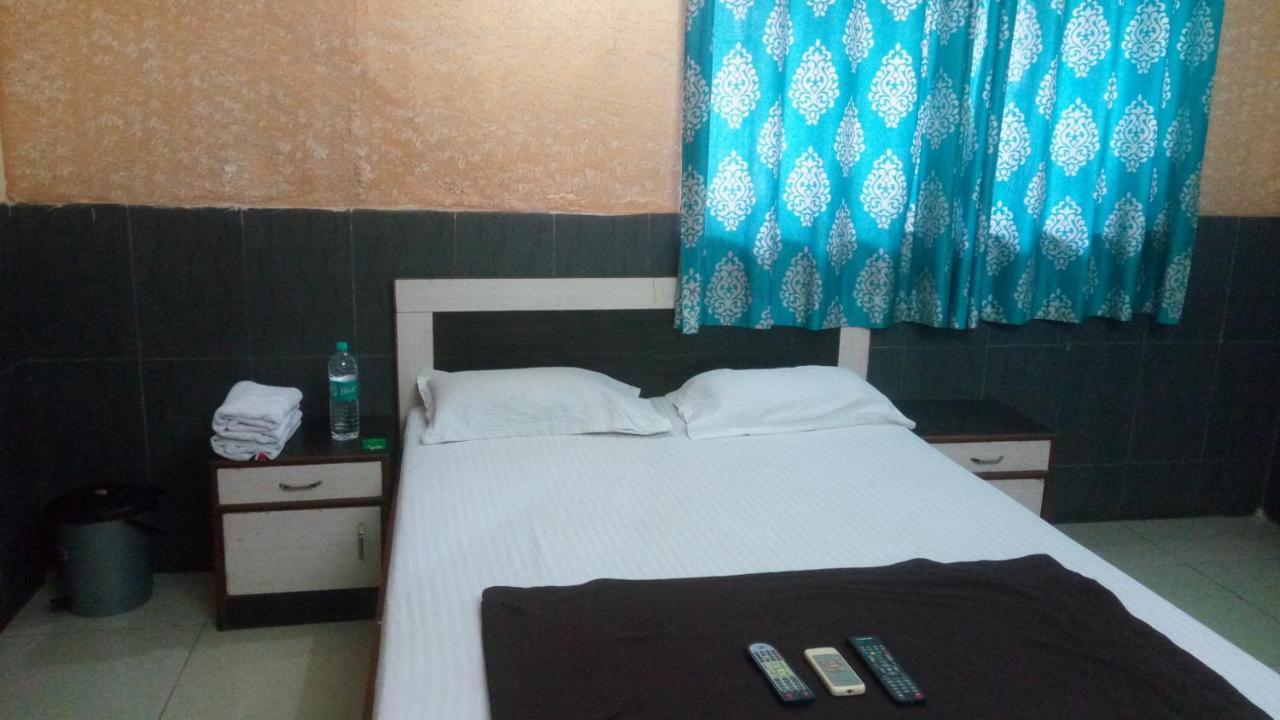 Hotel Sarang Lodge Panvel Buitenkant foto