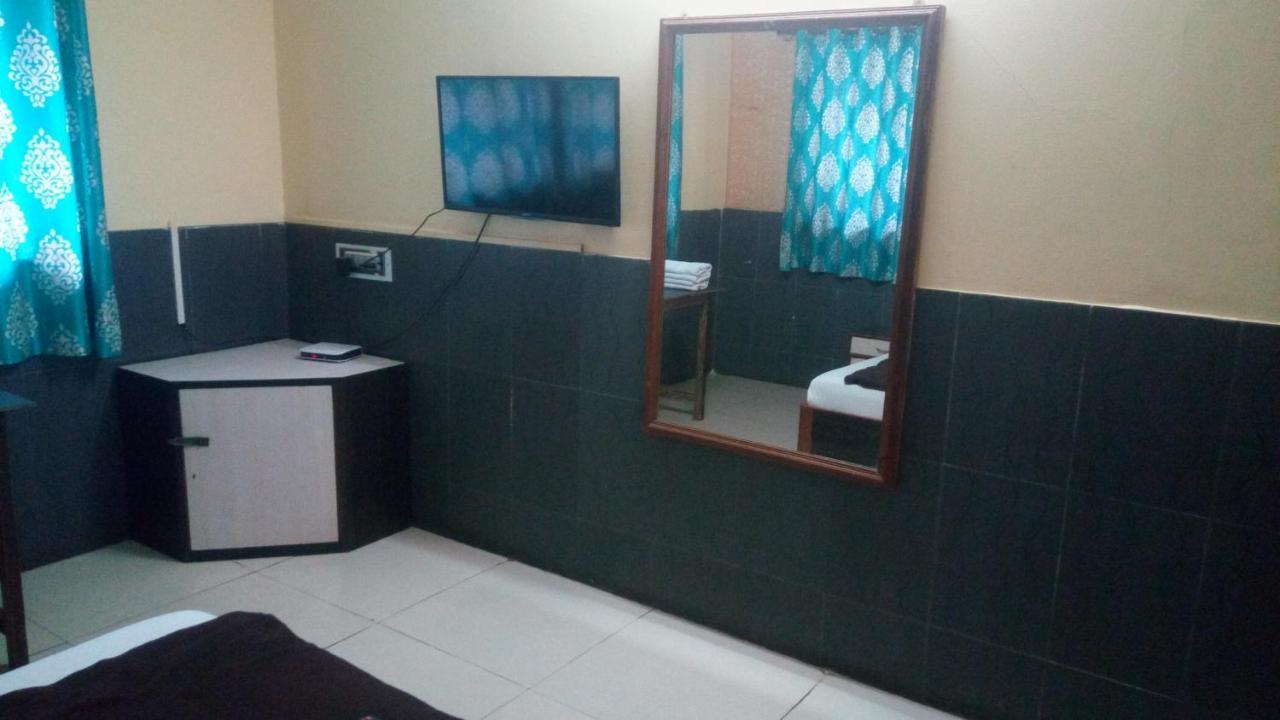 Hotel Sarang Lodge Panvel Buitenkant foto